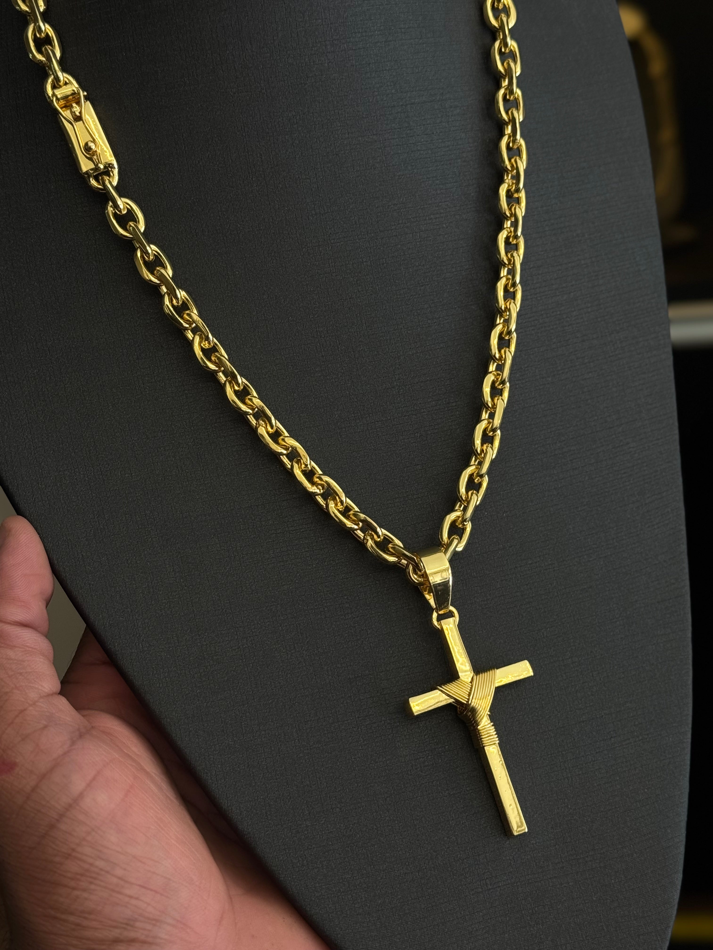 Corrente Cadeado 8mm + Pingente cruz fio Banhado a Ouro 18k | Fecho Gaveta