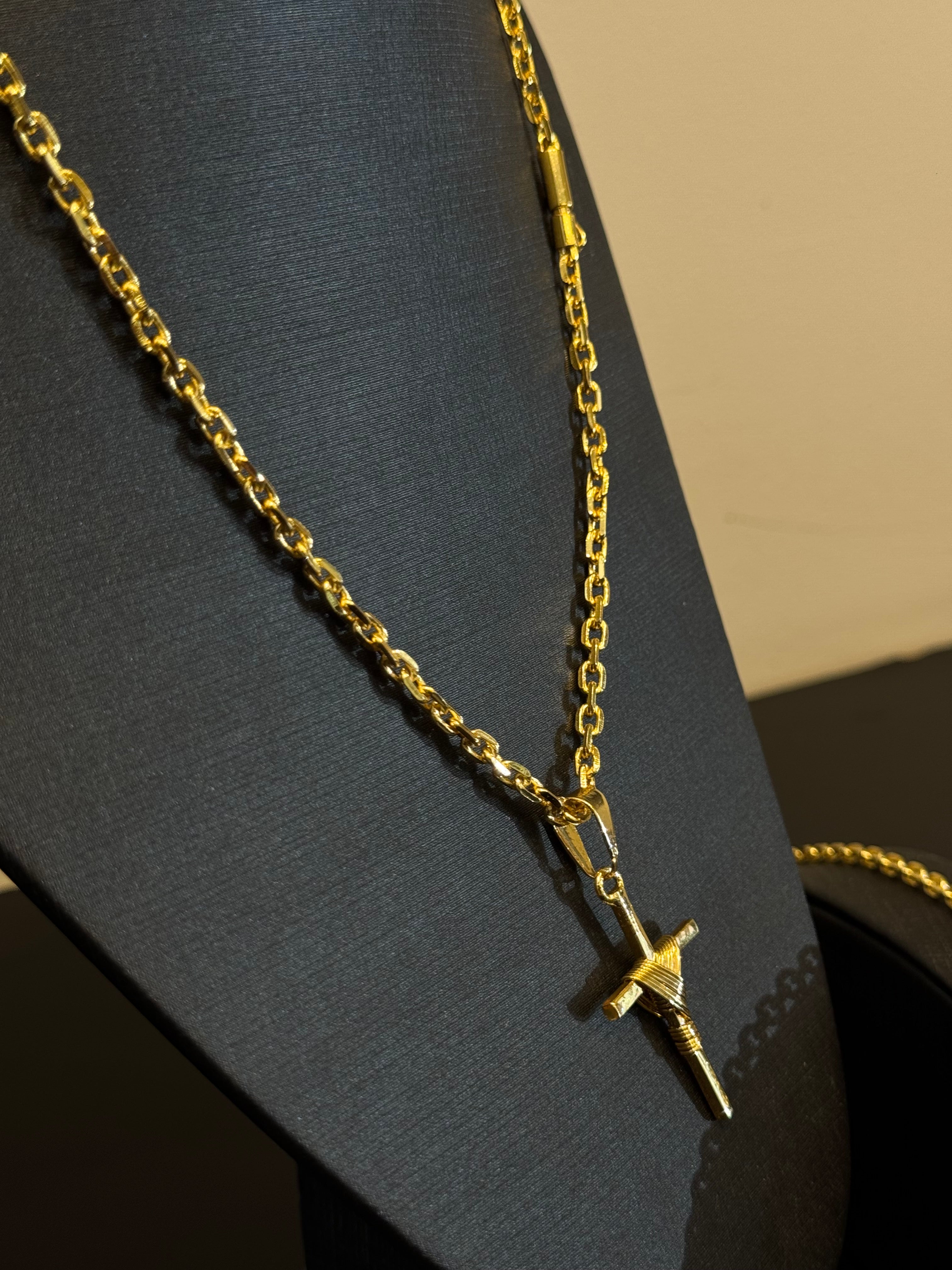 Kit Corrente e Pulseira Cadeado 4mm + Pingente Crucifixo – Banhado a Ouro 18K