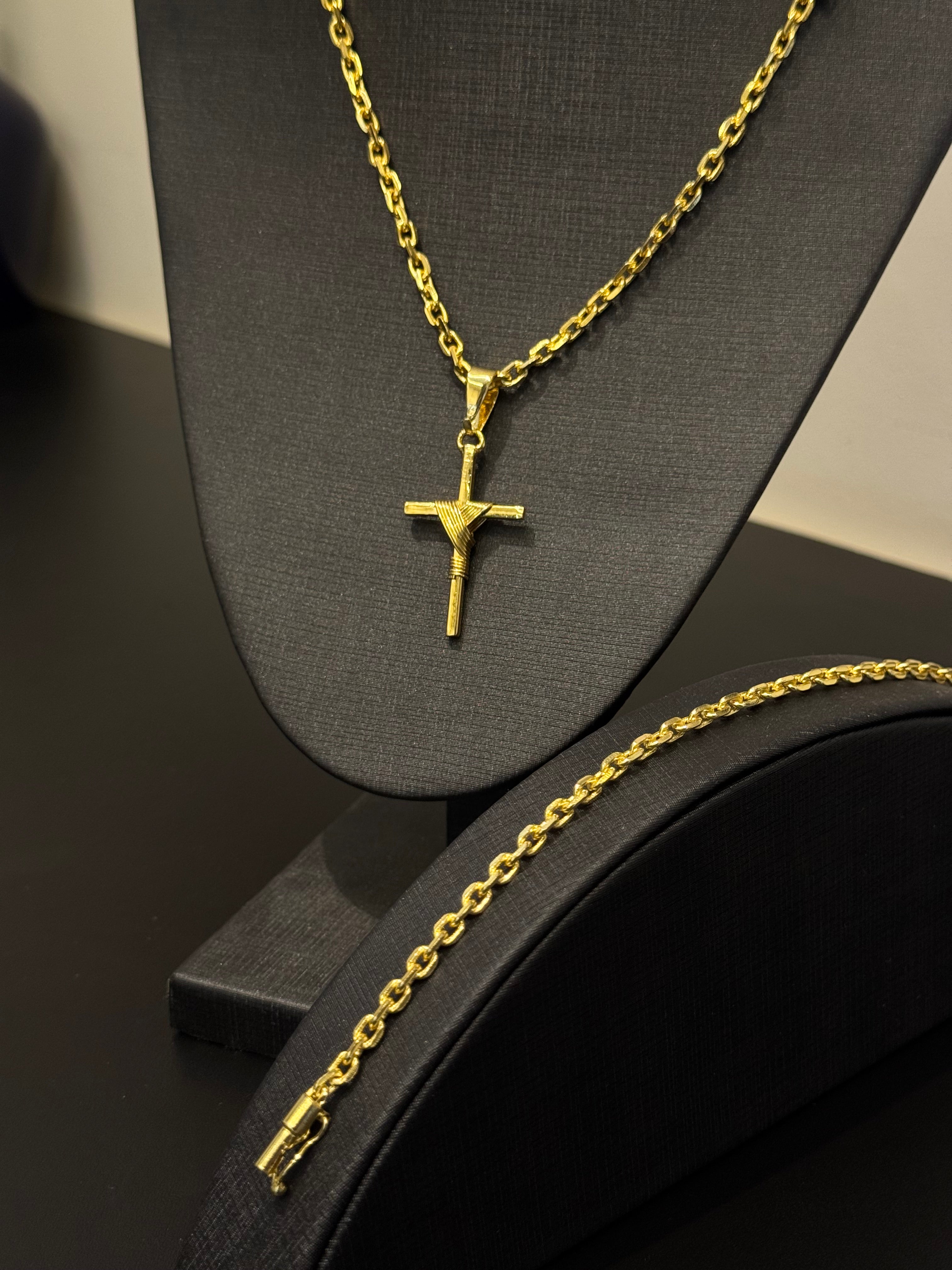 Kit Corrente e Pulseira Cadeado 4mm + Pingente Crucifixo – Banhado a Ouro 18K