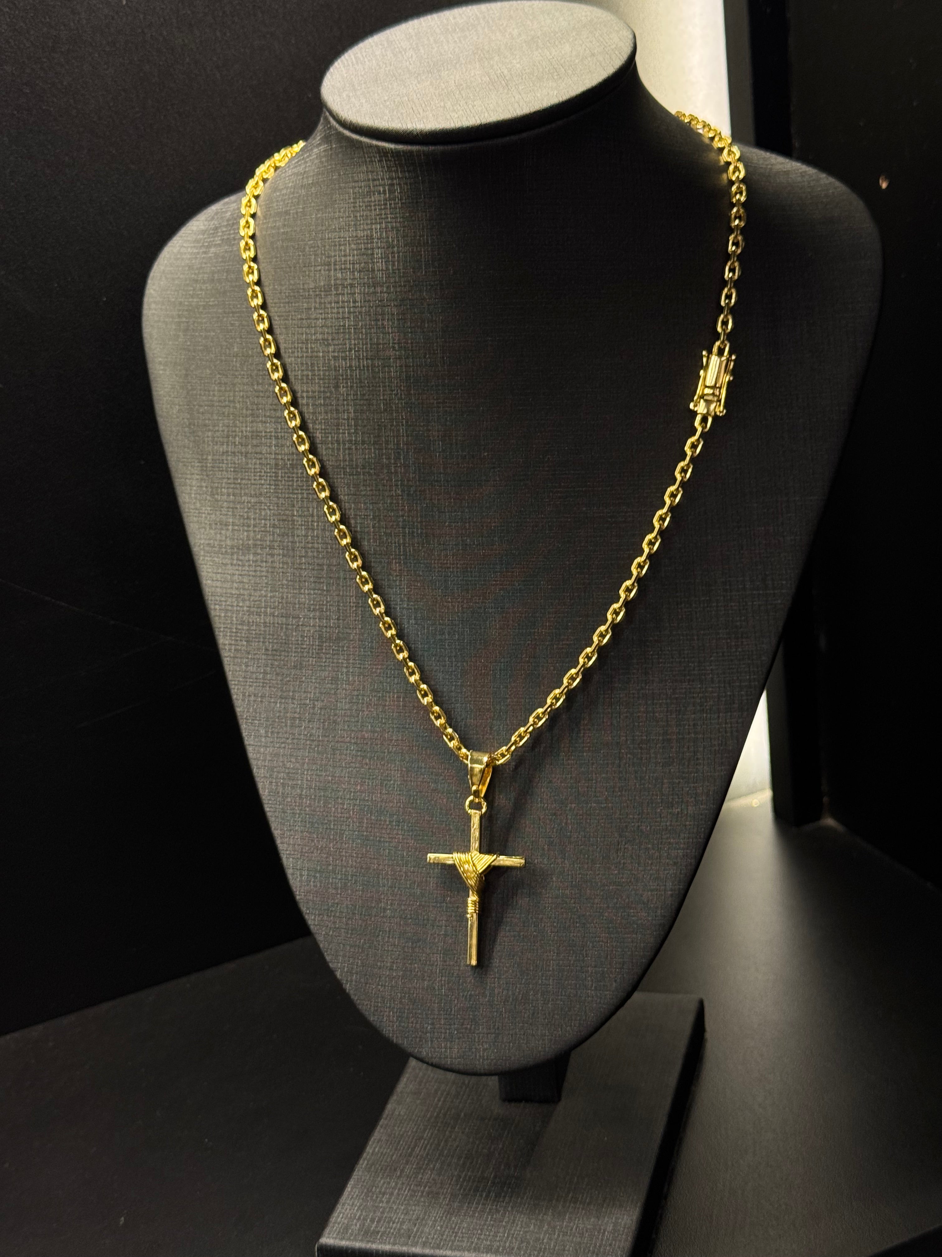 Corrente Cadeado 4mm e Pingente Cruz Amarrado Média Banhado a Ouro 18k | Fecho Canhão