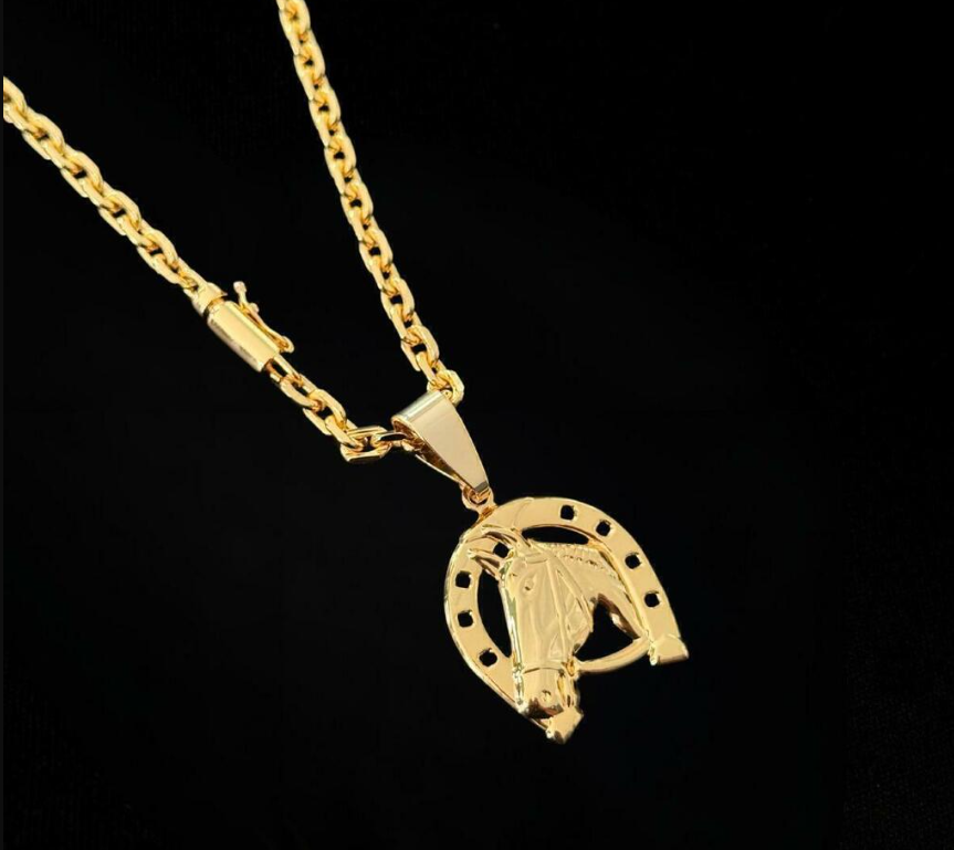 Corrente Cadeado 4mm e Pingente Ferradura Banhado a Ouro 18k | Fecho Canhão