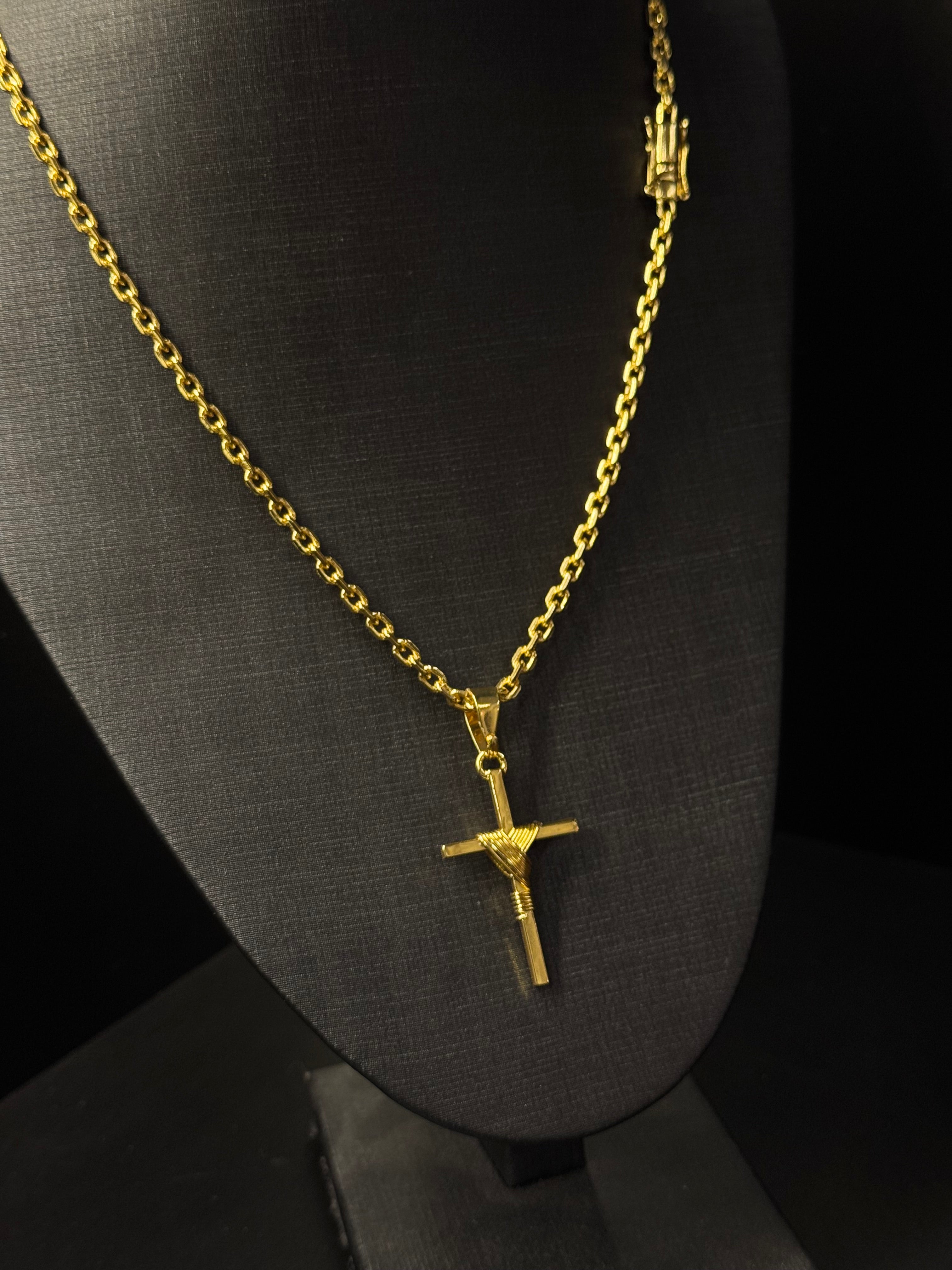 Corrente Cadeado 4mm e Pingente Cruz Amarrado Média Banhado a Ouro 18k | Fecho Canhão