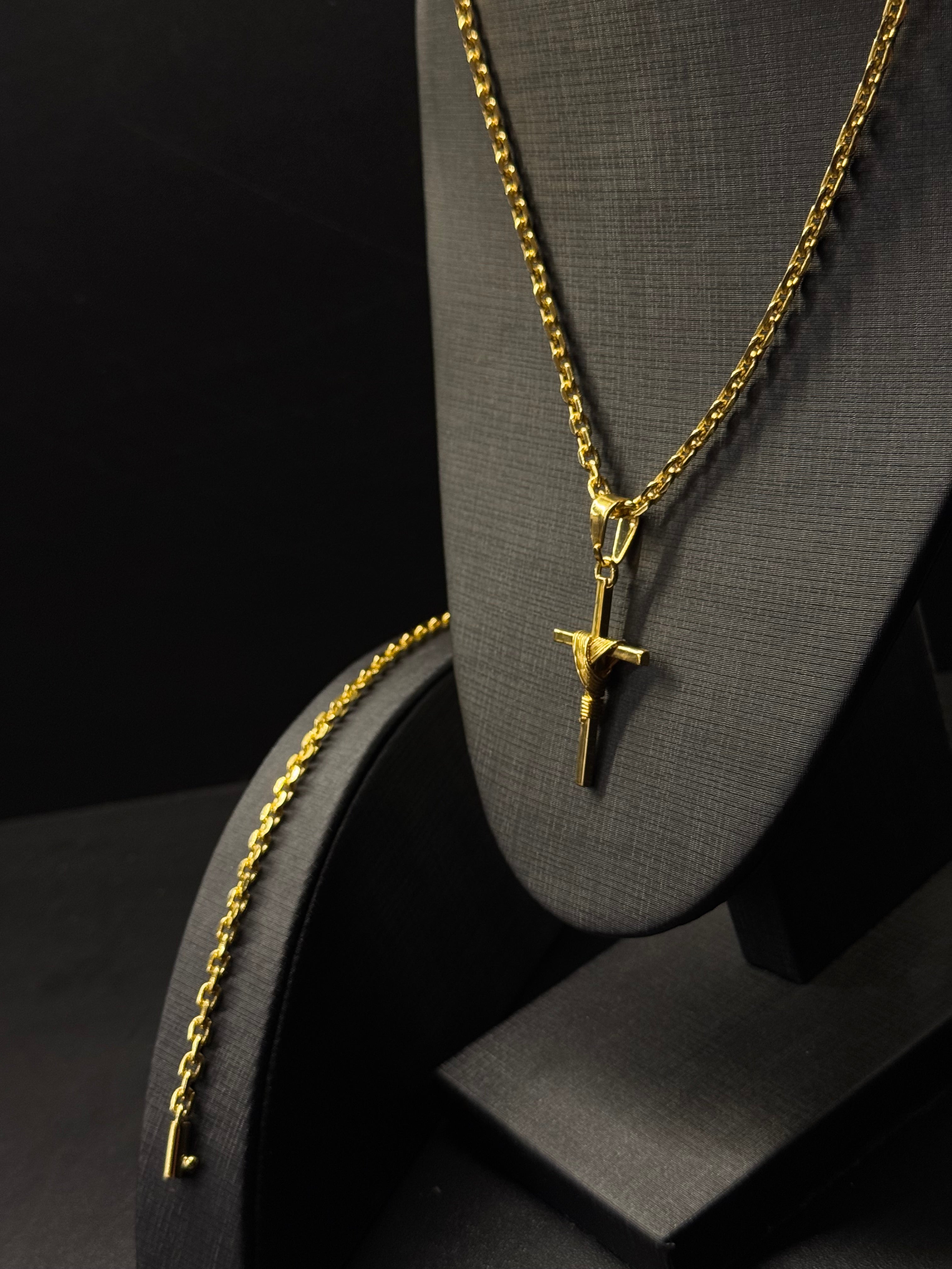 Kit Corrente e Pulseira Cadeado 4mm + Pingente Crucifixo – Banhado a Ouro 18K
