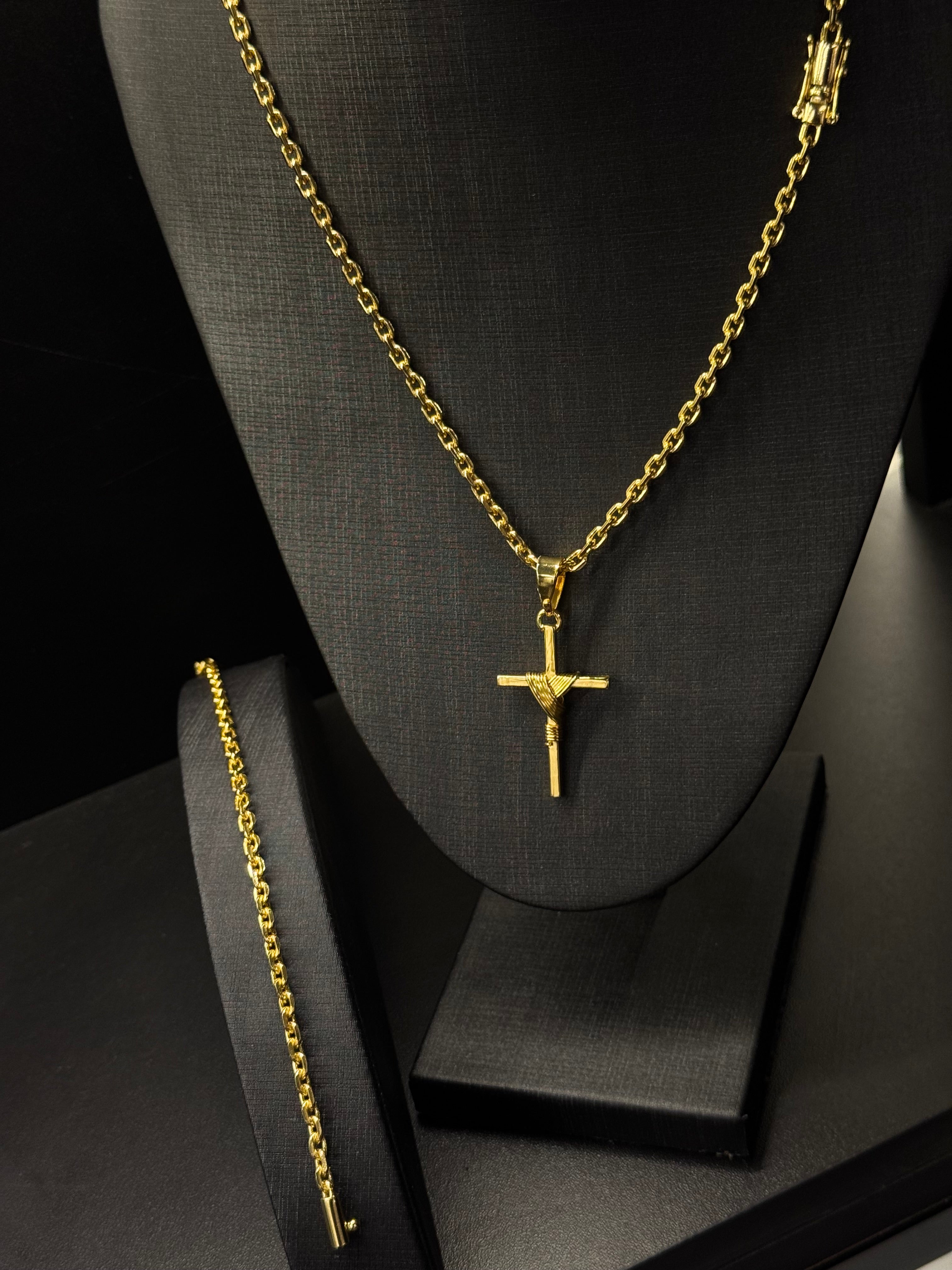Kit Corrente e Pulseira Cadeado 4mm + Pingente Crucifixo – Banhado a Ouro 18K