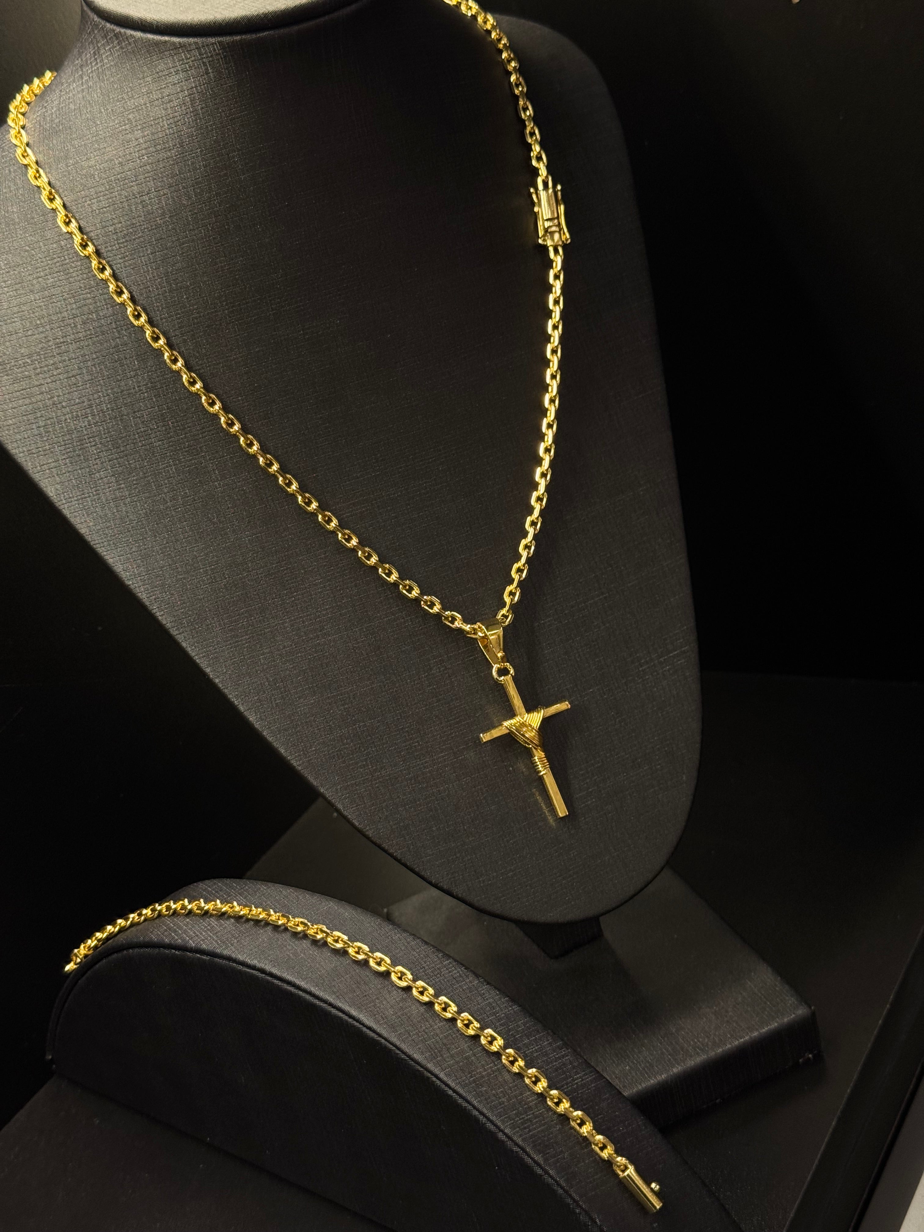 Kit Corrente e Pulseira Cadeado 4mm + Pingente Crucifixo – Banhado a Ouro 18K