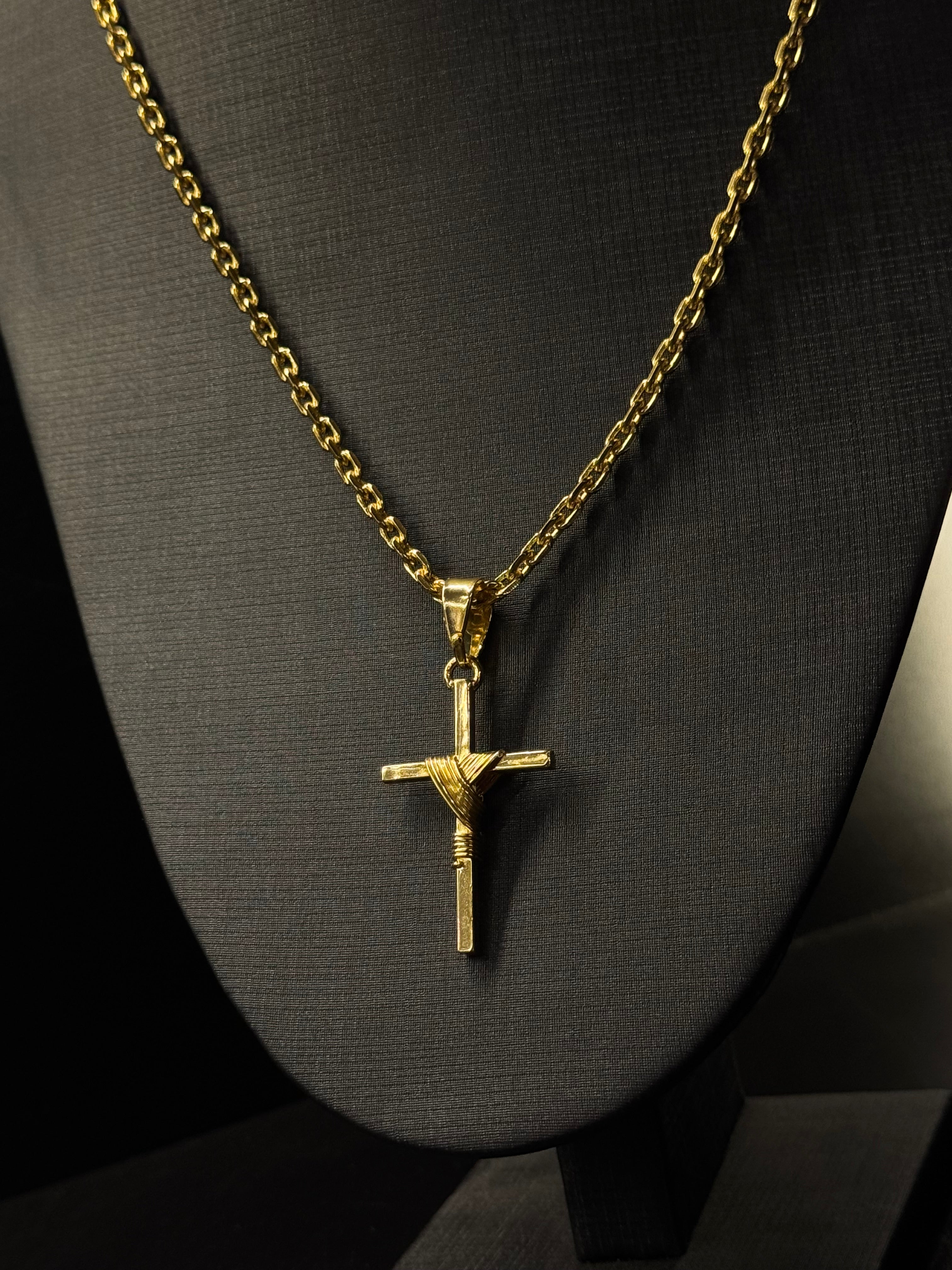 Kit Corrente e Pulseira Cadeado 4mm + Pingente Crucifixo – Banhado a Ouro 18K