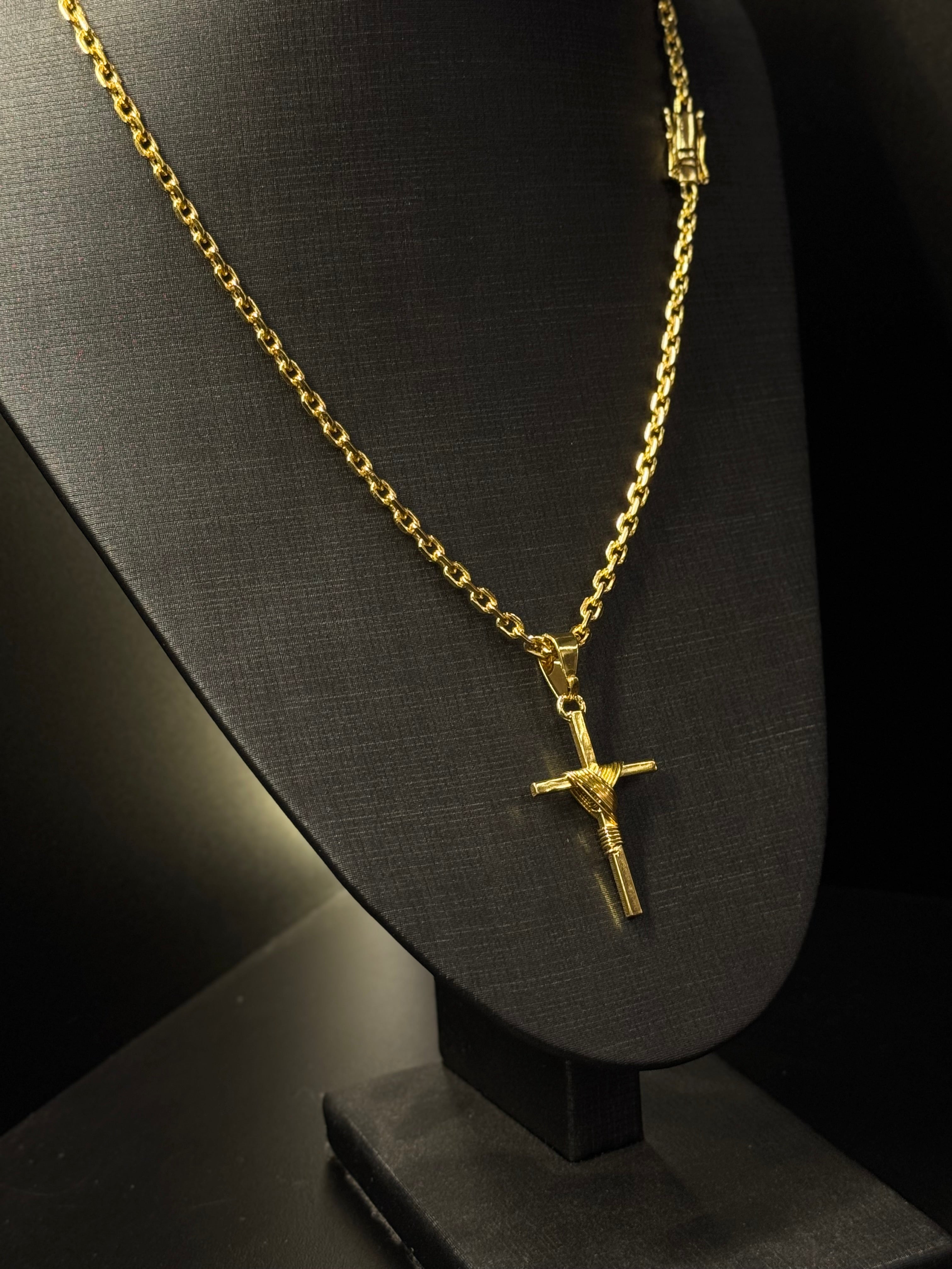 Corrente Cadeado 4mm Banhado a Ouro 18k + Pingente Cruz fio amarrada | Fecho 750