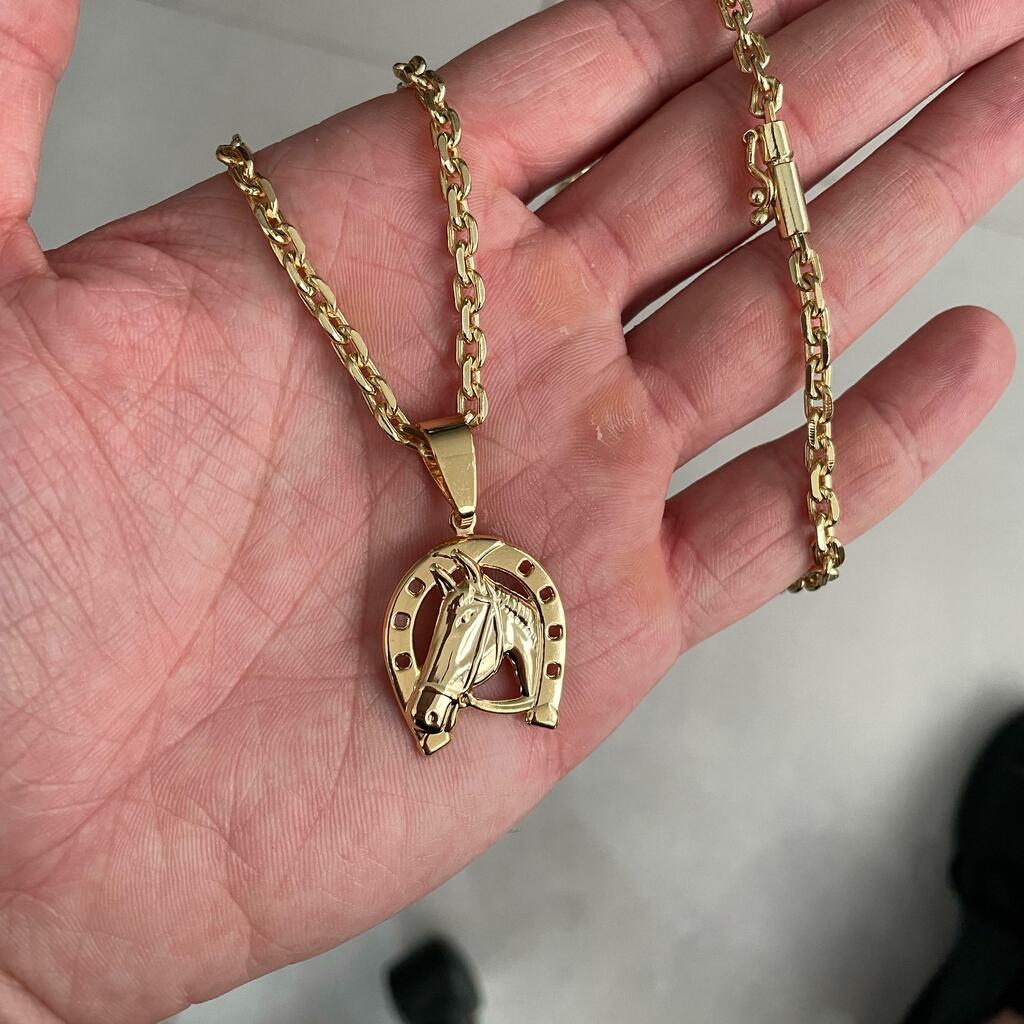 Corrente Cadeado 4mm e Pingente Ferradura Banhado a Ouro 18k | Fecho Canhão